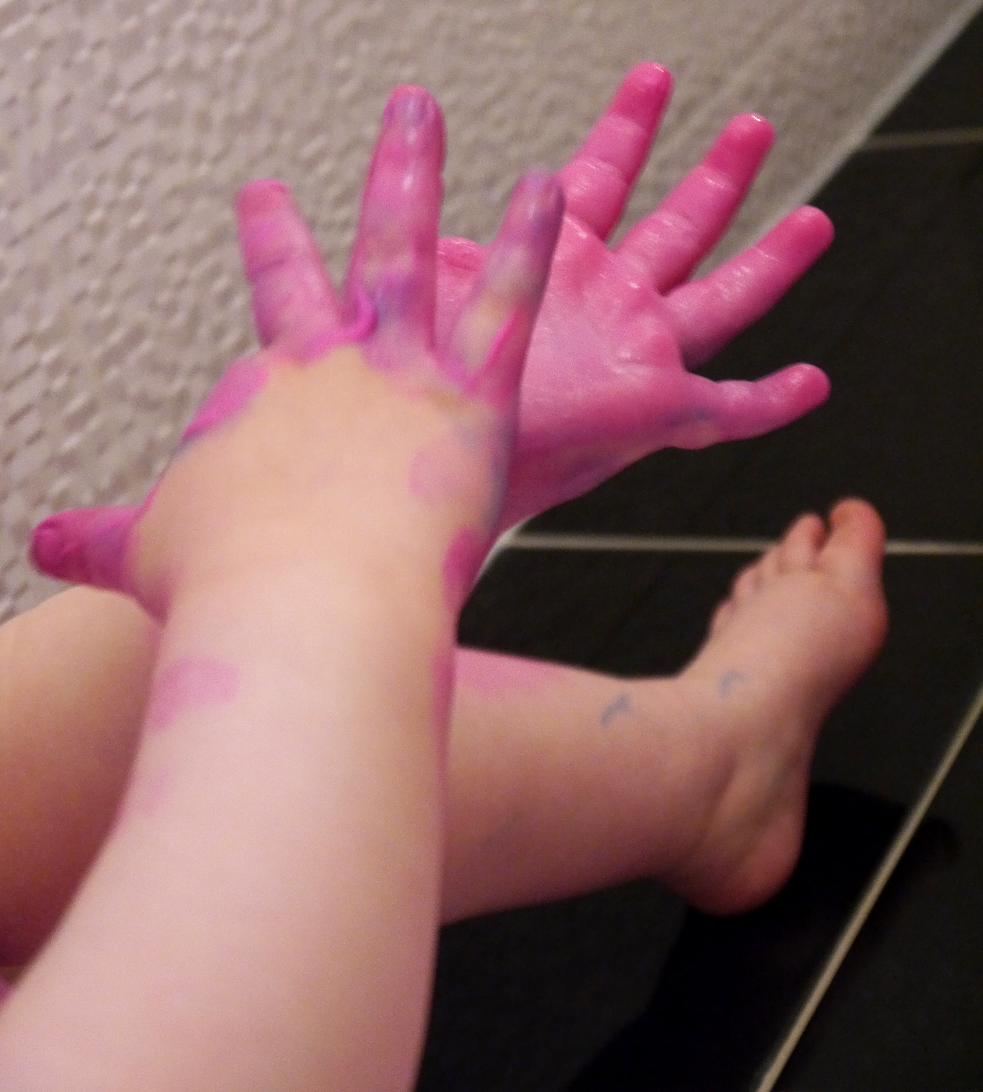 Pédagogie Montessori : activité peinture au doigt