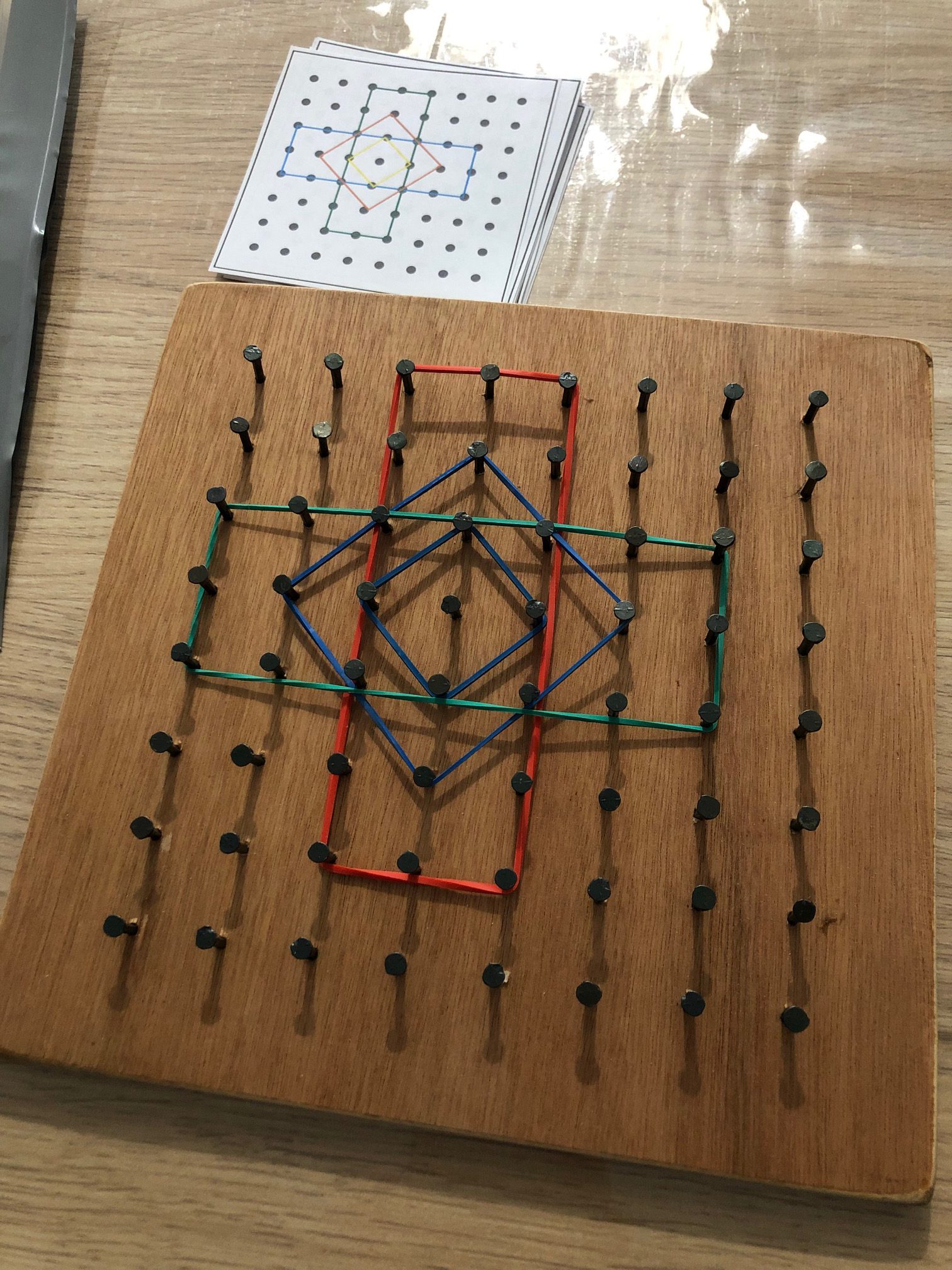 Géoplan en bois avec 80 élastiques de manipulation mathématique pour créer  des figures et des formes 21x21x1.5cm - Cdiscount Jeux - Jouets